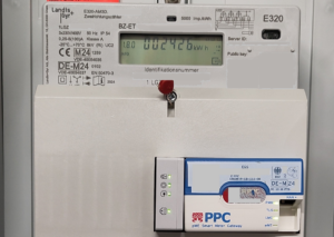 Smart-Meter-Rollout: Intelligentes Messsystem mit Zweirichtungszähler (für Photovoltaik) aus dem Jahr 2024 mit vom BSI zertifiziertem Kommunikationsmodul. Die Datenübertragung erfolgt hierbei über Powerline Communication (PLC) des Netzanbieters